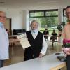 Für zehn Jahre Mitgliedschaft im  Verein der Freunde und Förderer des Caritas-Krankenhauses Bad Mergentheim  wurde auch Schatzmeister Marco Volkert (r.) von seinen Vorstandskollegen und -kolleginnen Sr. Maria-Regina Zohner (Erste  Vorsitzende) und Geschäftsführer Helmut Wolf (l.) geehrt.