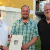 Karl-Heinz Rügamer (links) konnte zwei Mitstreiter mit einer besonderen Ehrung der Kameradschaft der Feldjäger Deutschland auszeichnen: Oberstleutnant Eric Bohnet (Mitte) und Zollhauptsekretär Frank Schiller erhielten die Urkunde mit der Ehrennadel in Silber. Karl-Heinz Rügamer (links) konnte zwei Mitstreiter mit einer besonderen Ehrung der Kameradschaft der Feldjäger Deutschland auszeichnen: Oberstleutnant Eric Bohnet (Mitte) und Zollhauptsekretär Frank Schiller erhielten die Urkunde mit der Ehrennadel in Silber.