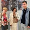 Monika Boehnlein und Künstlerin Sophie Brandes mit Christian Schuchhardt bei der Ausstellungseröffnung in der Goldschmiede Böhnlein.