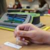 In den Schulen in Rhön-Grabfeld müssen sich die Schüler weiterhin regelmäßig auf Corona testen lassen (Symbolfoto). Fast täglich schlagen momentan auch positive Testergebnisse auf.