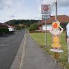 Hausens Bürgermeister Fridolin Link hat Symbolschilder mit Kindermotiv angeschafft, um auf die verkehrsberuhigten Zonen in Hausen rund um Spielplatz und Kindergarten aufmerksam zu machen.