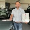 Hat einen Ehrenplatz im Autohaus: Christian Neumann mit der Urkunde. Hat einen Ehrenplatz im Autohaus: Christian Neumann mit der Urkunde.