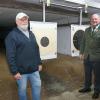 Rolf Schwab (links) und Schützenmeister Georg Seiffert stellten den umgebauten Kleinkaliber-Stand vor.
