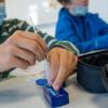 Schüler machen zu Beginn des Unterrichts einen Covid-19-Schnelltest. (Symbobild)