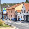 In der Dorfmitte sind neben Bushaltestelle wenige Parkplätze für Autos vorhanden. In der Dorfmitte sind neben Bushaltestelle wenige Parkplätze für Autos vorhanden.