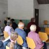 In der sanierten Aussegnungshalle verfolgten die Menschen auf dem Bildschirm den Gottesdienst in der St. Michaelskirche in Krautheim In der sanierten Aussegnungshalle verfolgten die Menschen auf dem Bildschirm den Gottesdienst in der St. Michaelskirche in Krautheim