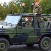 Im offenen Jeep wurde der scheidende Oberstleutnant Franz Döllein an seinen Soldaten vorbeigefahren.