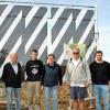 Die angebrachten Banner sollen die Dimensionen und Höhe der PV-Anlage aufzeigen. Vor Ort waren unter anderem dabei (von links) Norbert Klein, Wolfgang Wilhelm, Hubert Schmitt, Ruth Albrecht, Rudolf Kergaßner und Andreas Jäger.