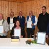 Höchste Auszeichnungen für verdiente Burgläurerinnen und Burgläurer gab es beim Ehrenabend der Gemeinde Burglauer in der Rudi-Ehrhard-Halle. Auf dem Bild sind von links Gratulant Landrat Thomas Habermann, Josef Federlein (Ehrennadel), Burkhard Mangold (Bürgermedaille), Elke Back (Ehrennadel), Bürgermeister Marco Heinickel, Mathias Mangold (Ehrenmedaille) sowie der dritte Bürgermeister Peter Kraus und der zweite Bürgermeister Carsten Voll. Auf dem Bild fehlt Dr. Marianne Feldle (Ehrenbürgerwürde), sie war nicht anwesend.