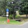 Momentan ist der Kinderspielplatz in Leutershausen nicht besucht. Doch an anderen Tagen stehen die Autos der Eltern, deren Kinder auf dem Spielplatz spielen, kreuz und quer, behindern und gefährden den fließenden Verkehr.