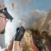 Der Würzburger Diplomrestaurator Georg Pracher bei der Restaurierung des Kunstwerkes "Mucius Scaevola vor König Porsenna".