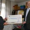 Erfreut nahm Pfarrer Thomas Menzel für die Julius-Spital-Stiftung einen Spendenscheck aus den Händen von Susanne Zimmer, der Vorsitzenden des katholischen Seniorenklubs, entgegen. Das Geld wurde von beiden Seniorenklubs der Stadt erarbeitet und soll für die Spitalkirche verwendet werden.