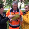 Wo wird der Kletterturm am Spielplatz in der Roßbachstraße in Mellrichstadt aufgestellt? Sabine Buß (links) und Sabrina Sum-Dietz loten mit Manfred Reder vom städtischen Bauhof den geeigneten Standort aus. 