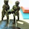 Ein Brunnen mit zwei mit Wasser spielenden Kindern soll den Platz am Kniebrecher in Castell zieren. Das Modell aus Bronze überzeugte die Jury – im Gemeinderat gab es dagegen Unmut.