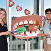 Gebiss-Modell aus dem Kindergarten St. Josef in Unterbalbach: Jugendzahnärztin Cosima Lang-Lebakken (links) und Sozialdezernentin Elisabeth Krug besichtigen die Kunstwerke zum Tag der Zahngesundheit im Landratsamt.
