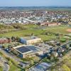 Blick auf das Kessler Field in Schweinfurt, von Süd-Osten aus. Im Vordergrund die ehemalige Bowling-Halle und die DDC-Factory. Auf der Grünfläche sowie dem Gelände des früheren Reitvereins entsteht das neue Klimadorf, im Bereich des Baseballfeldes kommen Einfamilienhäuser. 