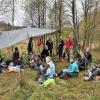 Frühstückspause im „Lager“: Die Bergwaldprojekt-Gruppe mit Ranger Jan Knittel und Betreuer Philipp Fritz im Roten Moor. Frühstückspause im „Lager“: Die Bergwaldprojekt-Gruppe mit Ranger Jan Knittel und Betreuer Philipp Fritz im Roten Moor.