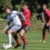 Johannes Mock (Mitte) im Zweikampf mit Torschützen Vincent Held (links): Die Geesdorfer gewannen das Spitzenspiel in der Landesliga Nordwest, Gruppe eins, und übernahmen dadurch die Tabellenspitze.