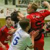 Kevin Kunzmann (rechts) vom TSV Lohr II holt zum Wurf aus. Die Michelfelder Verteidigungsformation versucht, es zu verhindern. Das Abwehrspiel prägte die Landesliga-Partie zwischen Michelfeld und Lohr II, wodurch sich ein dem Spielverlauf entsprechendes Unentschieden ergab.