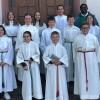 Alle zwölf Ministrant*innen bleiben am Ball und stellten sich mit Pastoralreferentin Claudia Jung und Pater Reddy zum Erinnerungsfoto auf. 