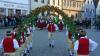Ihren Schäfflertanz mit neuer Figur zeigten die Tänzerinnen und Tänzer der Auber Schäfflertanzgruppe auf dem Marktplatz.