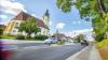 Durch Rentweinsdorf verläuft die viel befahrene Bundesstraße 279.