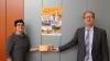 Das Foto zeigt Gewinnerin Elisabeth Fuchs und Kundenberater Johannes Häfner bei der Preisübergabe.