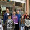 Der Bunte Buchladen in Hammelburg erhielt erneut das Gütesiegel Partner der Schulen für Leseförderung des Kultusministeriums. Hinten von links: Klaus Beckschulte, Geschäftsführer des Landesverbands vom Börsenverein des Deutschen Buchhandels e.V., Andrea und Matthias Teltz, Bildungsstaatssekretärin Anne Stolz und Bürgermeister Armin Warmuth zusammen mit lesebegeisterten Kindern.