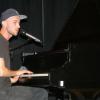 Mit einer musikalischen Einlage am Flügel präsentierte David Weber aus Berlin außer Konkurrenz seine lustigen Texte. Mit einer musikalischen Einlage am Flügel präsentierte David Weber aus Berlin außer Konkurrenz seine lustigen Texte.