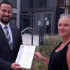 Erster Bürgermeister Sebastian Hauck übergab Sabine Scheffer im Herbst 2020 die Ernennungsurkunde zur Behindertenbeauftragten des Markts Werneck.