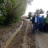 Der Bauausschuss der Gemeinde Wonfurt besichtigte unter anderem den Graben am See in Dampfach, der zum Hochwasserschutz gesäubert und entholzt wurde.