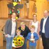 Blumen und Kerze beim Dienstjubiläum (von links): Jennifer Hertlein, Jubilarin Dagmar Kaiser, Linda Werb und Diakon Frank Menig.
