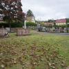 Auf dem Friedhof in Neustädtles sollen auf der Grünfläche vor der Urnenwand pflegefreie und teilanonyme Urnenbestattungsmöglichkeiten geschaffen werden. Auf dem Friedhof in Neustädtles sollen auf der Grünfläche vor der Urnenwand pflegefreie und teilanonyme Urnenbestattungsmöglichkeiten geschaffen werden.