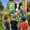 Reger Andrang herrschte bei der Eröffnung des Hochsitzes. Jäger George Ohl hatte alle Hände voll zu tun, um die Kinder sicher nach unten zu geleiten. Reger Andrang herrschte bei der Eröffnung des Hochsitzes. Jäger George Ohl hatte alle Hände voll zu tun, um die Kinder sicher nach unten zu geleiten.