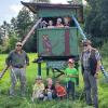 Die beiden Brebersdorfer Jagdpächter, George Ohl (links) und Wolfgang Senft, zimmerten mit tatkräftiger Unterstützung der Kindergartenkinder einen rund zwei Meter hohen Hochsitz. 