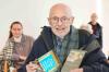 Fritz Röll freut sich über den fertig gestellten Gedichtband, den er persönlich der Gemeinde Frnakenwinheim übergeben konnte.