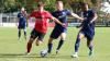 Ist im Mittelfeld zuhause und glänzte zuletzt auch als Torschütze beim Landesligisten TSV Gochsheim: Alexander Derra (Mitte), hier im Duell mit Lukas Dinkel (links) von der FT Schweinfurt.