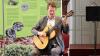 Gitarrist Johannes Öllinger umrahmte den Festakt des Naturpark Steigerwald in Ebrach musikalisch.