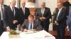 Der Bayerische Staatsminister für Umwelt und Verbraucherschutz, Thorsten Glauber, trug sich beim Festakt in Ebrach ins Buch des Landkreises ein. Links der Vorsitzende des Naturpark Steigerwald e.V., Johann Kalb.