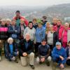 Weingutsleiter Robert Haller (vorne Mitte), Weinbergsmeister Günter Wohlfarth und Teamleiter Roland Dausacker feiern mit ihren Helfern aus Polen den Ernteabschluss im Würzburger Stein.