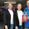 Bürgermeister Gerd Jäger kam am Eröffnungstag in die Ladenräume und gratulierte den jungen Unternehmerin Melanie und Janine Reinhart (links).