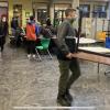 Schülerinnen und Schüler beim Tragen der Tische.