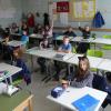 Die Schülerinnen und Schüler der Klasse 5c freuen sich über ihre neuen Tische und Stühle. Die Schülerinnen und Schüler der Klasse 5c freuen sich über ihre neuen Tische und Stühle.
