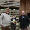 Das Unterpleichfelder Weißkraut ist geerntet. Im Bild Initiator Martin Keller (links) und Landwirt Lothar Wild mit dessen Enkel und jüngstem Krautbauern.