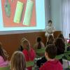 Die Schüler folgen aufmerksam im Segeum dem Museumsfilm „Auf dem Weg ins Jenseits“.