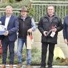 Mit einem kleinen Präsent bedankte sich Bürgermeister Claus Bittenbrünn
(rechts) für das gute Gelingen bei Michael Manger und Jürgen Eisentraut vom Amt für Ländliche Entwicklung, Günther Hetterich von der Teilnehmergemeinschaft und Ortssprecher und Stadtrat Timo Barthelmes (von links). Mit einem kleinen Präsent bedankte sich Bürgermeister Claus Bittenbrünn
(rechts) für das gute Gelingen bei Michael Manger und Jürgen Eisentraut vom Amt für Ländliche Entwicklung, Günther Hetterich von der Teilnehmergemeinschaft und Ortssprecher und Stadtrat Timo Barthelmes (von links).