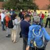 Bei der „Musikalischen Wanderung“ von Iphofen nach Mönchsondheim wurden an neun Stationen bekannte Volkslieder gesungen, begleitet von Manfred Groll auf dem Akkordeon (rechts). Hier an der Schwarzmühle bei Mönchsondheim erklang „Das Wandern ist des Müllers Lust“.