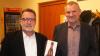 Bürgermeister Thomas Reichert (links) ehrte in der Stadtratssitzung am Dienstagabend Thomas Wolf für dessen 25-jähriges Dienstjubiläum.