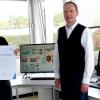 Zweckverbandsvorsitzender Michael Ziegler (rechts) bei der Gratulation von Johann Butsch zur bestandenen Prüfung als Abwassermeister im Büro der Kläranlage mit dem technischen Knowhow im Hintergrund.