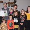 Aller guten Dinge sind sieben: Familie Radicke freut sich über die Ehrenpatenschaft des Bundespräsidenten für den jüngsten Spross Livia. Das Bild zeigt (hinten von links) Maroldsweisachs Bürgermeister Wolfram Thein mit Papa Tobias und Mama Nadine Radicke (mit Livia) sowie (vorne, von links) Lucy, Lennard, Lotta, Lia Luise und Lucas.